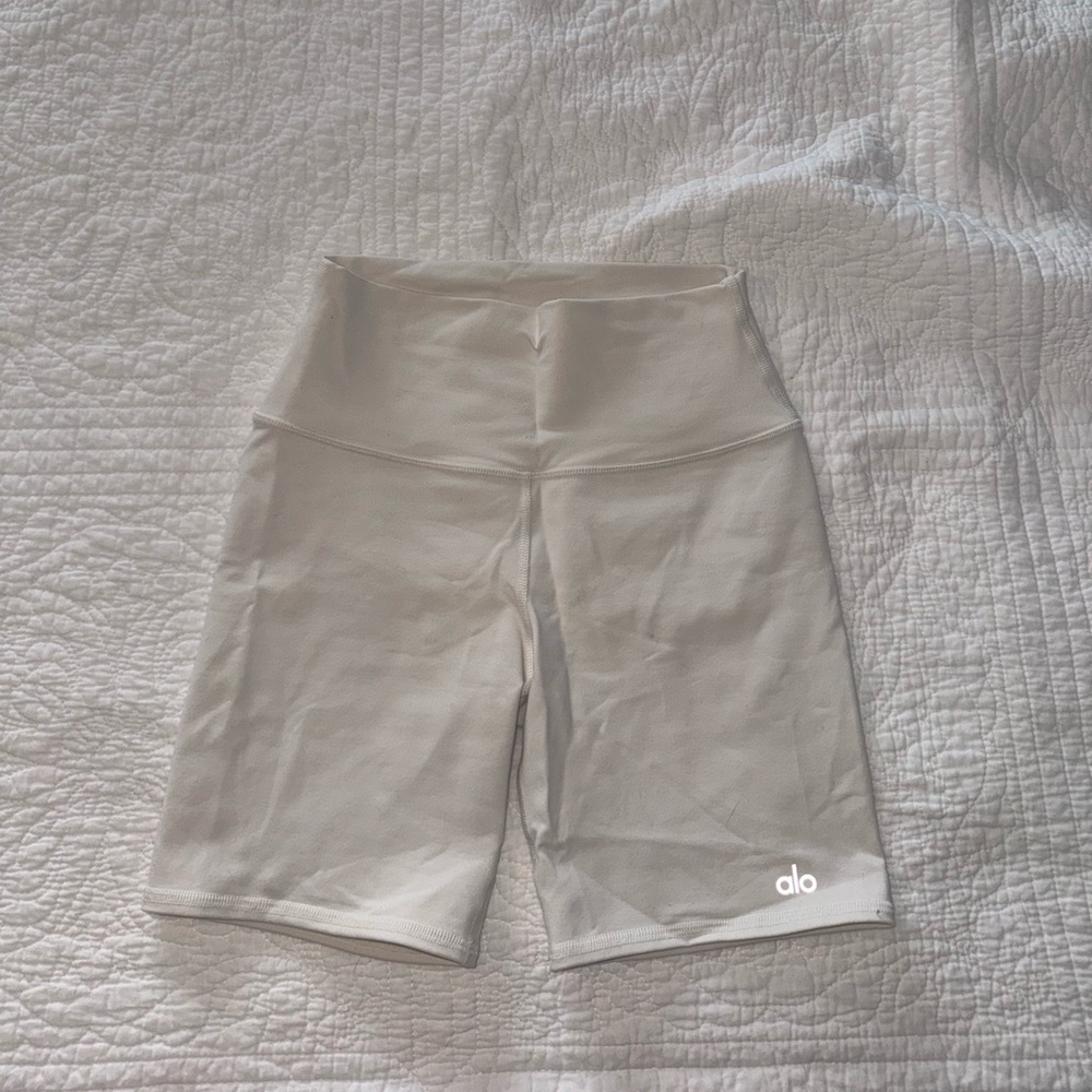 ALO Yoga Women's Cream Shorts